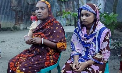 ট্রেনের নিচে মাথা দিয়ে আত্মহত্যা করা রাজশাহী চারঘাট বনকিশোর গ্রামের মিঠুন দাসের মা শ্রীমতি রানী ও স্ত্রী বিউটি দাস। ছবি- রূপালী বাংলাদেশ