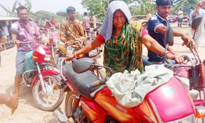 ছেলের মোটরসাইকেলের জন্য লাইনে দাঁড়ালেন মা