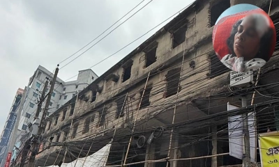 অনিরাপদভাবে ভবন ভাঙ্গা, মাথায় ইট পড়ে আহত নারী