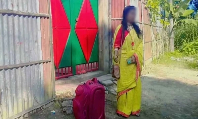 প্রবাসী স্বামীর বাড়ির সামনে তরুণী পান্না দাশ। ছবি- সংগৃহীত