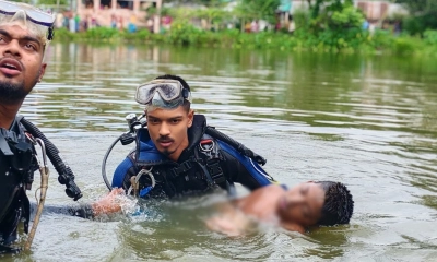 পুকুর থেকে একজনকে উদ্ধার করা হয়। ছবি- রূপালী বাংলাদেশ
