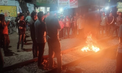 ঢাকা-ময়মনসিংহ রেললাইনে টায়ারে আগুন দিয়ে অবরোধ। ছবি- রূপালী বাংলাদেশ