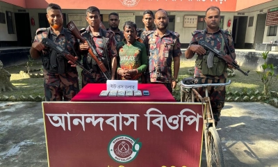 মুজিবনগর সীমান্তে ৫১,০০০ ইউএস ডলারসহ পাচারকারী আটক। ছবি- রূপালী বাংলাদেশ
