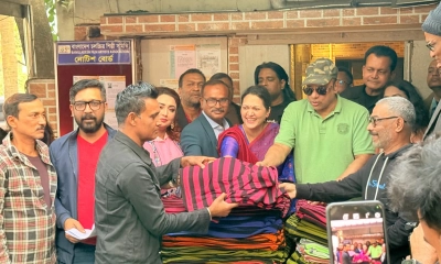 সহকর্মীদের শীত বস্ত্র উপহার দিলেন মুক্তি
