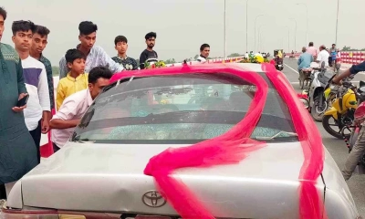 গাড়ি থামিয়ে নববধূ ছিনতাই,  একা বাড়ি ফিরলেন বর!