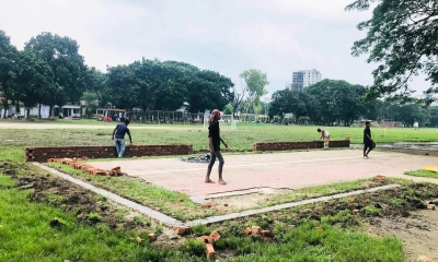 সার্কিট হাউস মাঠের সালামি মঞ্চের দেওয়াল নির্মাণ বন্ধ