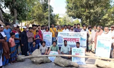 রাস্তা পাকা করার দাবিতে সড়ক অবরোধ