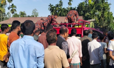 নিহত গাড়িচালক জাহিদ আহমেদের মরদেহ উদ্ধার করে ফায়ার সার্ভিস অ্যান্ড সিভিল ডিফেন্সের কর্মকর্তারা। ছবি- রূপালী বাংলাদেশ
