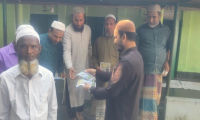 লিফলেট বিতরণ করেন ঠাকুরগাঁও-২ আসনের এবি পার্টির মনোনীত প্রার্থী নাহিদ রানা। ছবি- রূপালী বাংলাদেশ