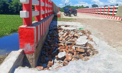 ৪ মাসেই দেবে গেল সেতুর সংযোগ সড়ক