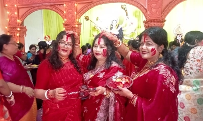 দেবী দুর্গার বিদায়ের আগে মণ্ডপে মণ্ডপে সিঁদুর খেলায় মেতে উঠেন নারীরা।      ছবি- রূপালী বাংলাদেশ