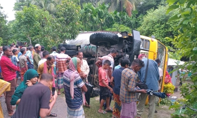 নড়াইলে পাথরবোঝাই ট্রাক উল্টে পড়ল ঘরের ওপর, প্রাণ গেল শিক্ষার্থীর