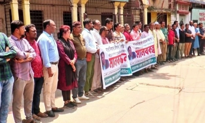 তুহিন হত্যার প্রতিবাদে নারায়ণগঞ্জে সাংবাদিকদের মানববন্ধন। ছবি- রূপালী বাংলাদেশ
