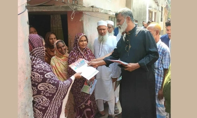 ৩১ দফা পৌঁছে দেন মহানগর বিএনপি নেতা, সাবেক মহানগর যুবদলের সভাপতি মাকছুদুল আলম খন্দকার খোরশেদ। ছবি- রূপালী বাংলাদেশ