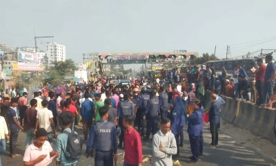 সিদ্ধিরগঞ্জে পোশাক শ্রমিকদের বকেয়া বেতনের দাবিতে মহাসড়ক অবরোধ