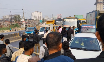 ওসমান হাদির হত্যার বিচার দাবিতে সাইনবোর্ডে ব্লকেড
