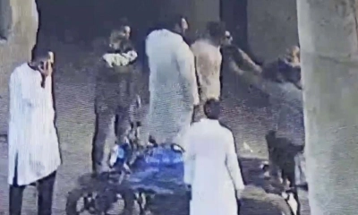 বেশি তেল না দেওয়ায় ফিলিং স্টেশনের ম্যানেজারসহ ৫ জনকে মারধর
