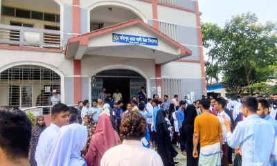 এসএসসি কেন্দ্রে ২০২৫ সালের প্রশ্ন দিয়ে পরীক্ষা নেওয়ার অভিযোগ