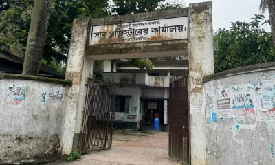 সিংড়ায় রাজস্ব ফাঁকির অপচেষ্টা রুখে দিলেন সাব-রেজিস্ট্রার