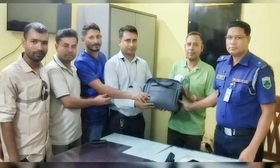 রাস্তায় পড়ে থাকা ২০ লাখ টাকা ফেরত দিয়ে প্রশংসায় ভাসছেন নাটোরের রিয়াজুল