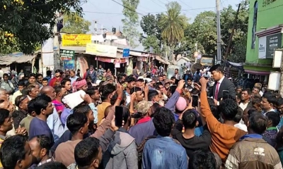 সারের দাবিতে নলডাঙ্গায় সড়ক অবরোধ