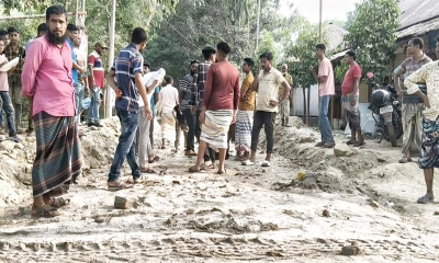 নিম্নমানের সামগ্রীতে রাস্তা নির্মাণের অভিযোগ, কাজ বন্ধ