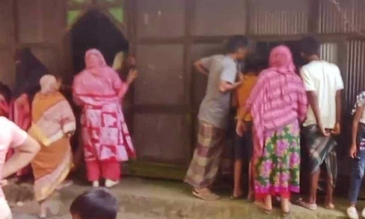 এলাকাবাসী ঘটনাস্থল থেকে মেয়ে দুটিকে আটক করে পুলিশের কাছে সোপর্দ করে।  ছবি - সংগৃহীত