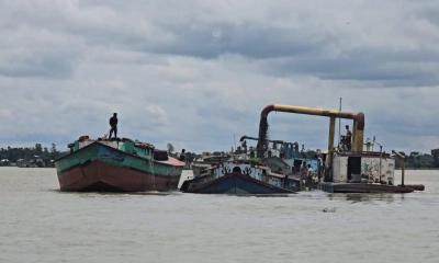 বালুবোঝাই বুলড্রেজারে অস্ত্রের মহড়া। ছবি- সংগৃহীত