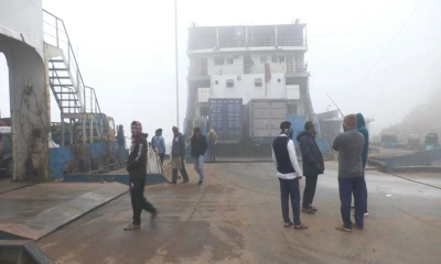 ঘন কুয়াশার কারণে দুই নৌরুটে ফেরি চলাচল বন্ধ