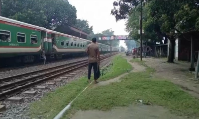 অল্পের জন্য নাটোরে দুর্ঘটনা থেকে রক্ষা পেল ট্রেনের হাজারো যাত্রী