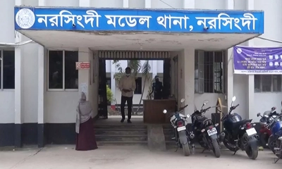 নরসিংদীতে স্বামীর ছোড়া পেট্রোলের আগুনে স্ত্রী-সন্তানসহ দগ্ধ ৫