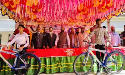 ‘মেধায়’ বাইসাইকেল পেল ২ শিক্ষার্থী