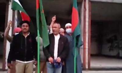 পতাকা হাতে আ.লীগ অফিসে ‘জয় বাংলা’ স্লোগান
