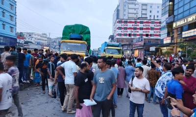 ঢাকা-ময়মনসিংহ মহাসড়ক অবরোধ করেছে এলাকাবাসী। ছবি- রূপালী বাংলাদেশ