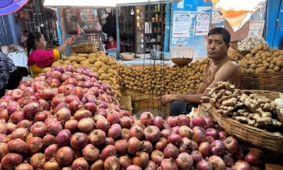 পেঁয়াজ কেজিতে ৩০ টাকা বেড়েছে, কমেছে মোটা চাল ও ডিমের দাম