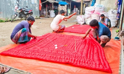 উত্তরে শীতের আমেজ, পাবনায় লেপ-তোশক তৈরিকে ব্যস্ত কারিগররা