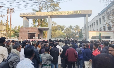 পাবনার দুটি আসনে ভোট পুনর্গণনার দাবিতে রিটার্নিং কর্মকর্তার কার্যালয় ঘেরাও