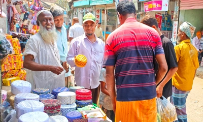 পাবনায় ঈদ কেনাকাটায় জমে উঠেছে টুপি-আতরের বাজার