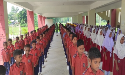 বিলের মাঝেই আধুনিক শিক্ষা, ভাসছে প্রশংসায়