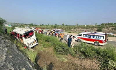 পাকিস্তানে ভয়াবহ সড়ক দুর্ঘটনায় নিহত ১৭