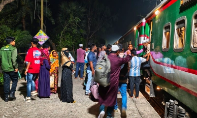 ভাঙ্গুড়া রেলস্টেশনে ঢাকামুখী ট্রেনে উপচেপড়া ভিড়