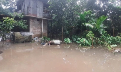 রাস্তা-ঘরবাড়ি পানিতে তলিয়ে দুর্ভোগে টুঙ্গিপাড়ার ২০০ পরিবার