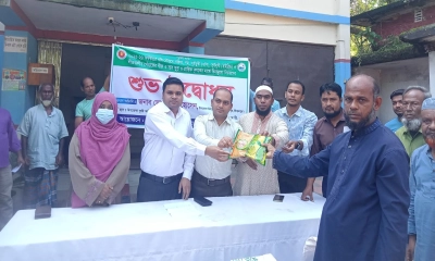পার্বতীপুরে কৃষকদের মাঝে বিনামূল্যে কৃষি প্রণোদনা উপকরণ বিতরণের চিত্র। ছবি- রূপালী বাংলাদেশ