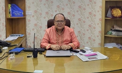 দালালের কাউন্টারে একজন আদম আলী