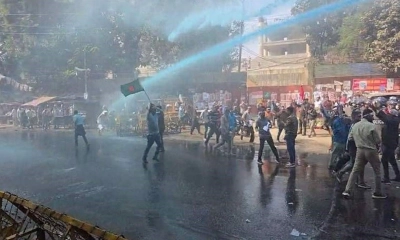 যমুনায় সরকারি চাকরিজীবীদের ওপর জলকামান-টিয়ারগ্যাস নিক্ষেপ