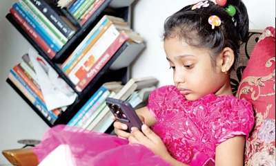 শিশুর ফোনের প্রতি আসক্তি কমাবেন যেভাবে