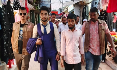 আটককৃত ব্যক্তিরা।   ছবি- রূপালী বাংলাদেশ