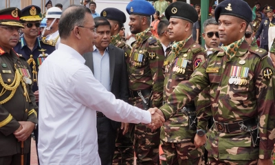 কুচকাওয়াজ শেষে সশস্ত্র বাহিনীর সদস্যদের শুভেচ্ছা জানালেন প্রধানমন্ত্রী