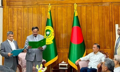 প্রধানমন্ত্রীর উপস্থিতিতে শপথ নিলেন সারোয়ার আলমগীর
