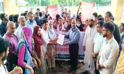 পবিপ্রবিতে পশুপালন (অ্যানিমেল হাজবেন্ড্রি) ডিসিপ্লিনের শিক্ষার্থীরা ভিসি বরাবর স্মারকলিপি প্রদান করেছেন। ছবি- রূপালী বাংলাদেশ